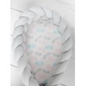 Svetlosivé hniezdočko pre novorodencov s motívom pastelových pierok
