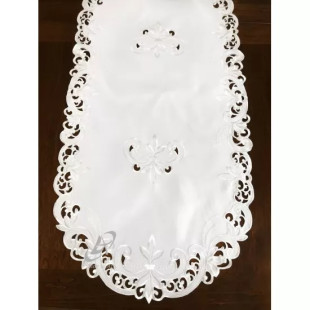 Biely dekoračný behúň s kvetinovým vzorom