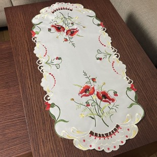 Behúň biely s červenými kvetmi