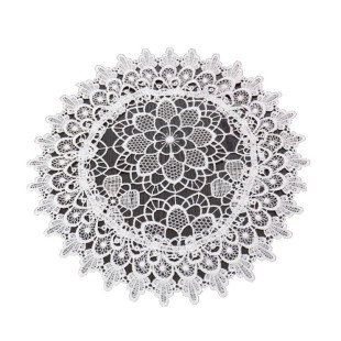 Biely dekoračný obrúsok s ozdobným lemom