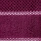 Elegantný fialový bavlnený uterák s vyšívanou aplikáciou