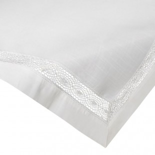 Biely ozdobný behúň na stôl s čipkovou ozdobou