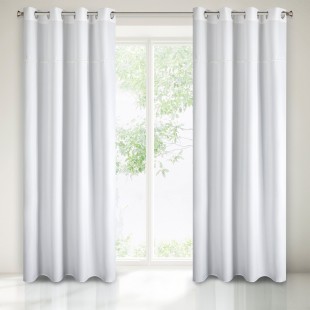 Biely dlhý záves s ozdobnými kamienkami