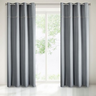 Sivý dlhý záves na kruhy s ozdobou