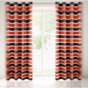 Pruhovaný stredne zatemňujúci záves v tehlovo hnedej farbe