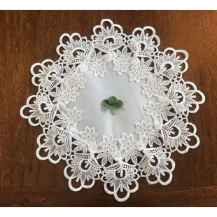 Obrúsok zdobený čipkou v krémovej farbe