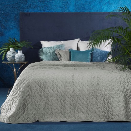 Prešívaný sivý dekoračný prehoz na posteľ 