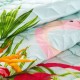 Prešívaný mentolový dekoračný prehoz na posteľ s exotickým motívom