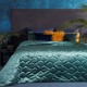 Zamatový tyrkysový prešívaný dekoračný prehoz na posteľ 