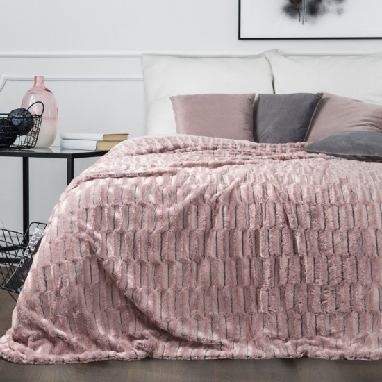 Plyšový dekoračný prehoz na posteľ v svetloružovej farbe