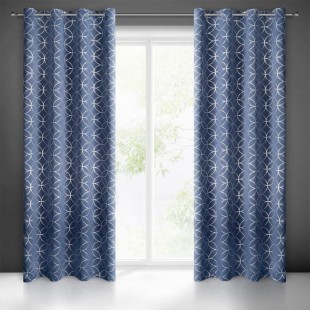 Elegantný modrý záves na okno so strieborným vzorom