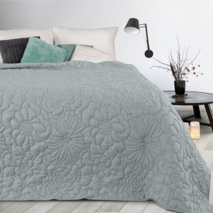 Sivý prehoz na posteľ s kvetinovým vzorom