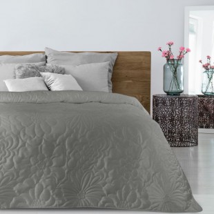 Tmavobéžový zamatový prehoz na posteľ s kvetinovým vzorom