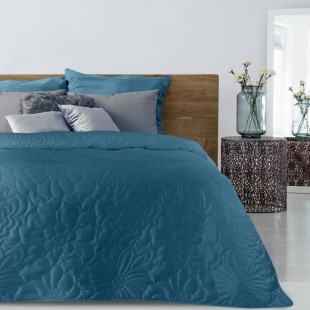 Modrý zamatový prehoz na posteľ s kvetinovým vzorom