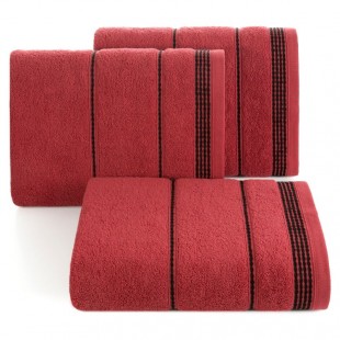 Červený bavlnený uterák s ozdobným čiernym vzorom