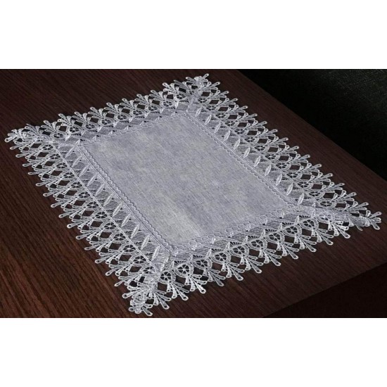 Sivý dekoračný obrus s ozdobným lemovaním