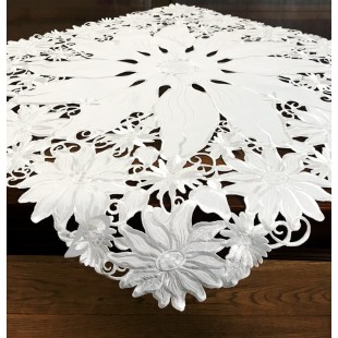 Biely dekoračný obrus s kvetinovým motívom