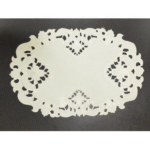 Krémový dekoračný obrus s ozdobným lemom