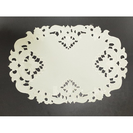 Krémový dekoračný obrus s ozdobným lemom