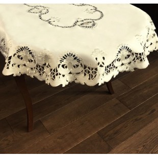 Krémový dekoračný obrus s ozdobným lemom
