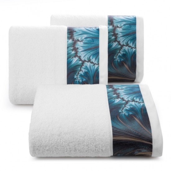 Biely bavlnený kúpeľňový ručník so vzorom