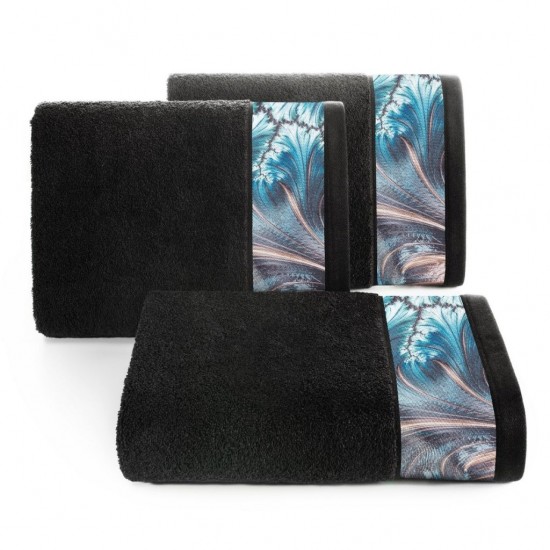 Čierny bavlnený kúpeľňový ručník so vzorom