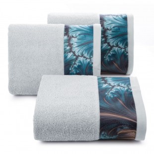 Sivý bavlnený kúpeľňový ručník so vzorom