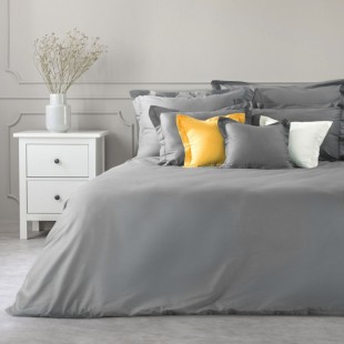 Sivý dekoračný prehoz na posteľ zo saténovej bavlny