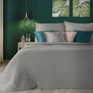 Sivý dekoračný prehoz na posteľ s prešívaním