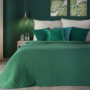 Zelený dekoračný prehoz na posteľ s prešívaním