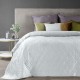 Biely zamatový prehoz na posteľ s jemným vzorom