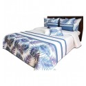 Moderný tmavo modro biely elegantný prehoz na posteľ s prešívaním a motívom palmových listov