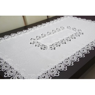 Biely dekoračný behúň na stôl zdobený čipkou