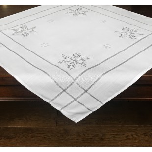 Obrúsok na stôl biely so striebornými vločkami