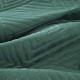 Prehoz na posteľ zelený zamatový s geometrickým vzorom