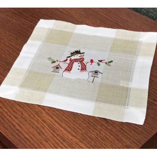 Obrúsok béžový károvaný so snehuliakom