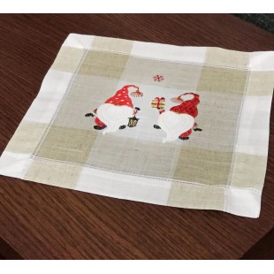 Obrúsok béžový károvaný so škriatkami