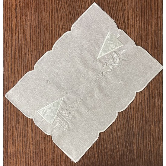 Obrúsok dekoračný sivý so stromčekmi