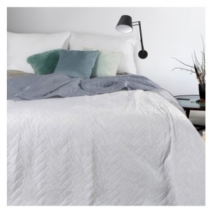 Sivo biely mäkký obojstranný prehoz na posteľ s cik-cak prešívaním
