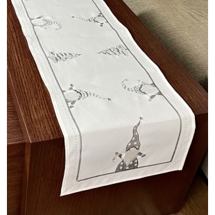 Behúň v bielej farbe so sivými škriatkami