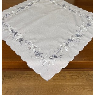 Dekoračný obrus sivý so strieborným vianočným motívom