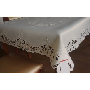 Obrus v bielej farbe s rastlinným motívom