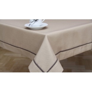 Obrus tmavobéžový s hnedým ozdobným pásikom