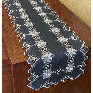 Behúň v tmavosivej farbe s rastlinným vianočným motívom