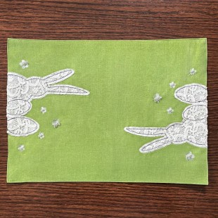 Obrúsok dekoračný zelený so zajkom a vajíčkami