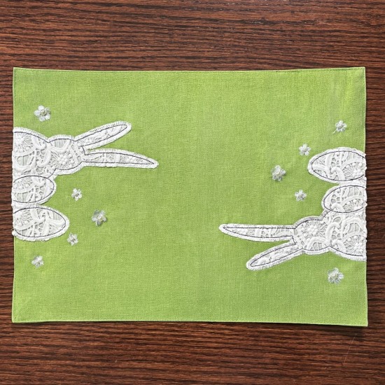 Obrúsok dekoračný zelený so zajkom a vajíčkami