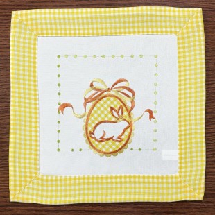 Obrúsok bielo-žltý so zajačikmi