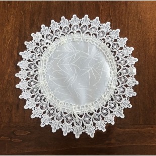 Obrúsok krémový so vzorom a čipkovaným lemom