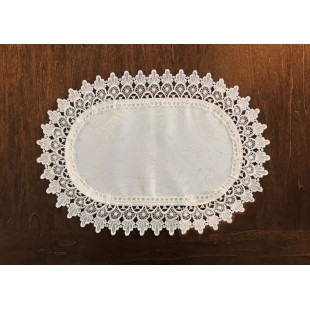 Obrúsok béžový s lístočkami a čipkovaným lemom