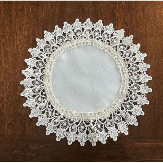 Obrúsok kruhový s čipkovaným lemom v béžovej farbe